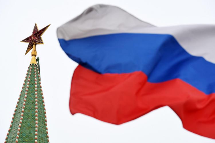 russia bandiera cremlino afp