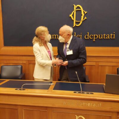 fucsia nissoli consegna riconoscimento a vinent scarza