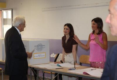 elezioni: mattarella vota a palermo tra gli applausi