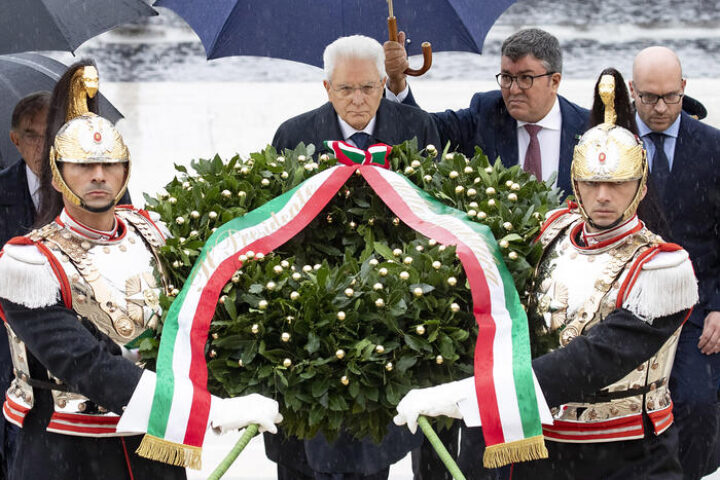 mattarella depone corona al milite ignoto