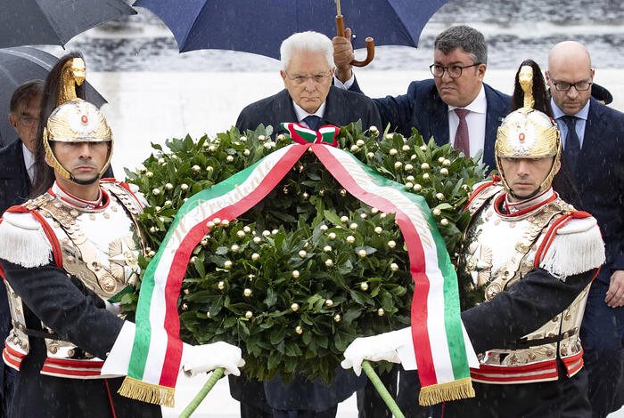 mattarella depone corona al milite ignoto