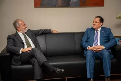 el embajador de italia visita a jefe consejo de drogas