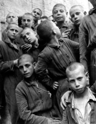 . english: naples. a reformatory for boys in the albergo dei poveri, a vast building erected by charles, king of sardinia, and the end of the 19th. children are placed in this reformatory by order of the juvenile court. 10 march 1948, 17:02:14. david seym