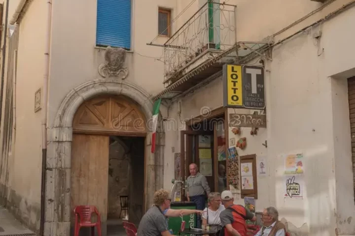 pequeño pueblo de castelcivita de italia meridional 78502604