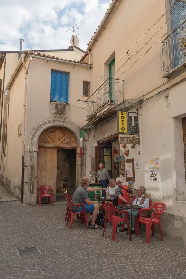 pequeño pueblo de castelcivita de italia meridional 78502604