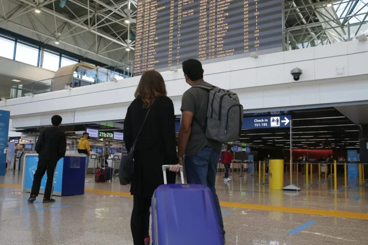 viaggiatori in aeroporto 1200x675
