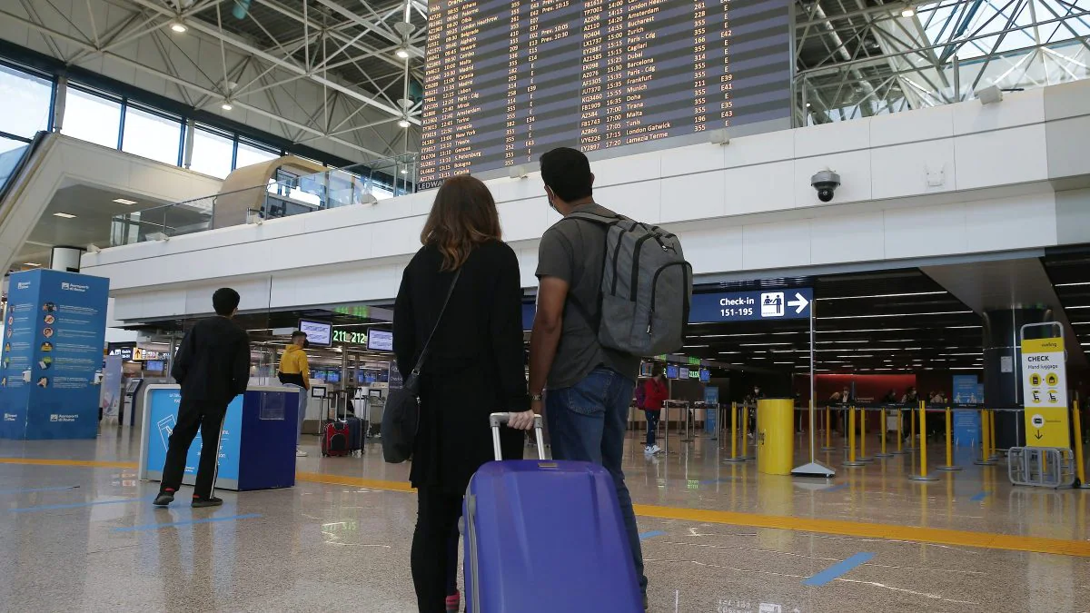 viaggiatori in aeroporto 1200x675