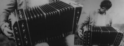 il bandoneonista pablo corradini fotografo fabrizio centioni (fotomobil macerata italia)