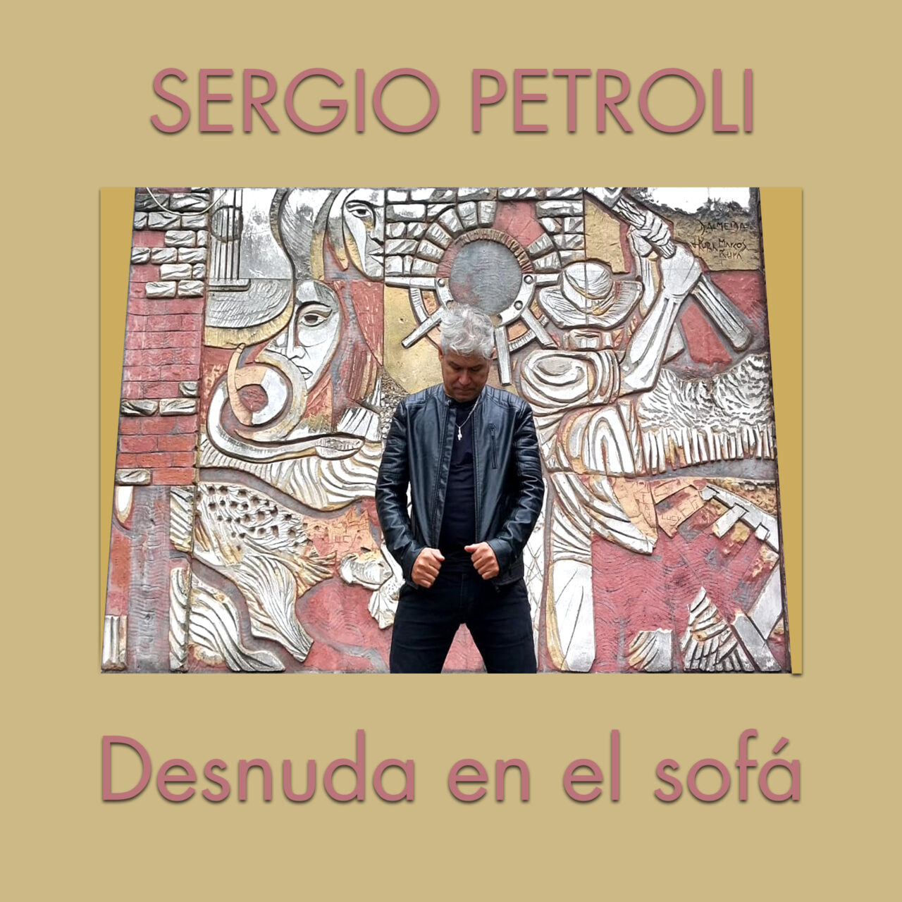 sergio petroli desnuda en el sofá