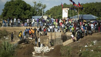 haitianos construyen canal en rio masacre efe focus 0.22 min0.42 896 504