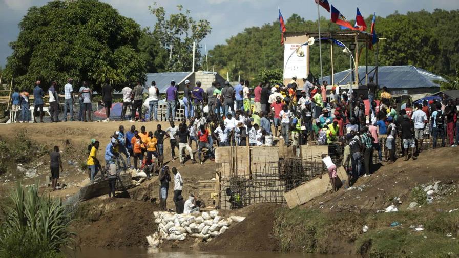 haitianos construyen canal en rio masacre efe focus 0.22 min0.42 896 504