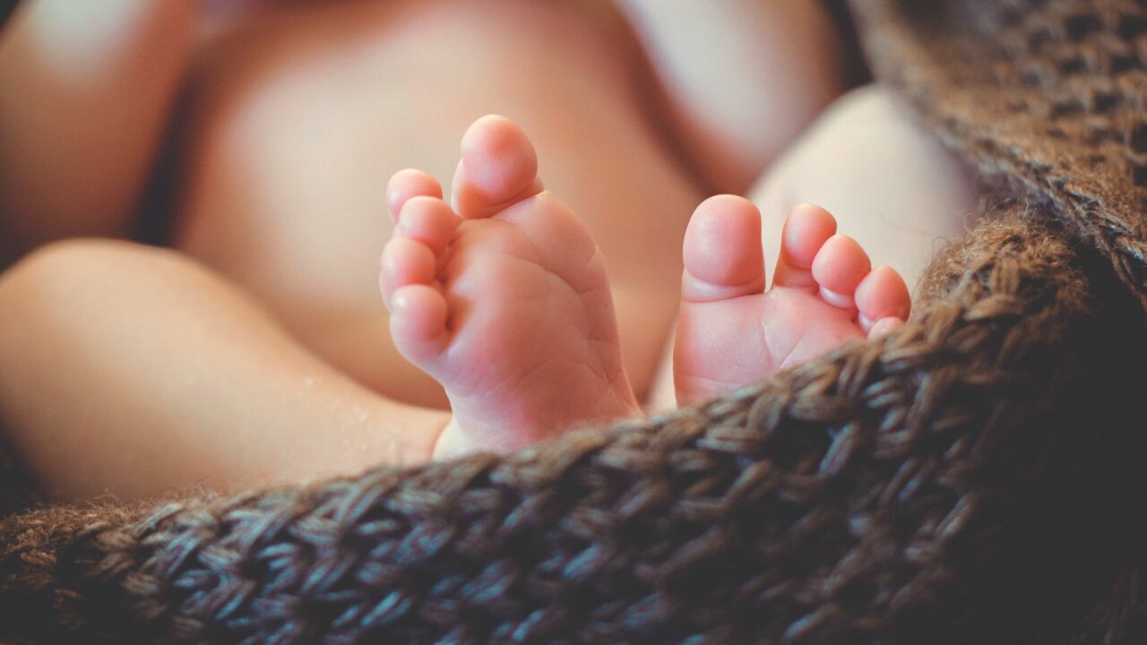 neonato piedi