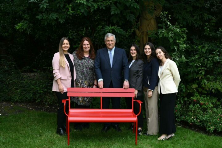 parigi panchina rossa in ambasciata basta violenza discriminazione contro donne