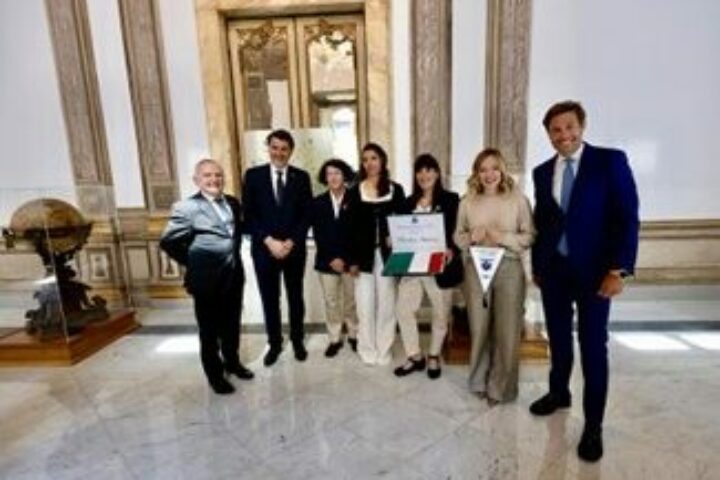 presidenza del consiglio alpinismo il presidente del consiglio meloni consegna la bandiera italiana alla missione per il k2 immagine1 325x223