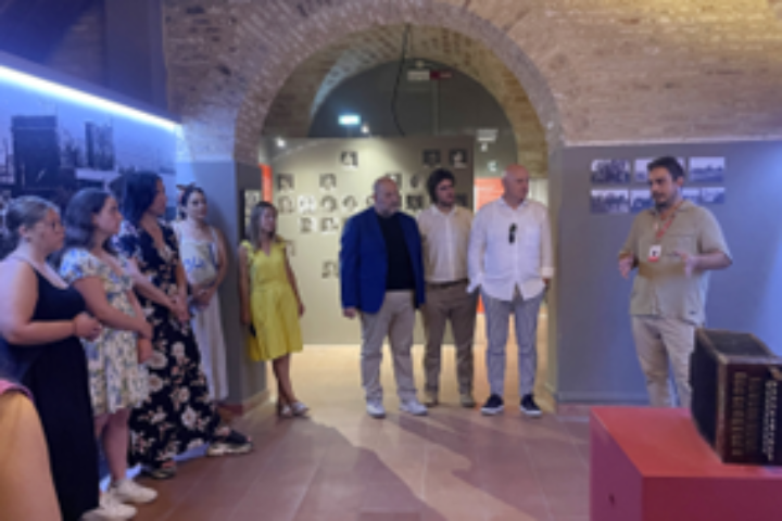 municipio recanati discendenti di emigrati marchigiani in visita al museo dellemigrazione marchigiana di recanati immagine11
