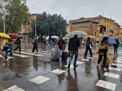 pioggia maltempo ombrelli bologna 2 1024x761