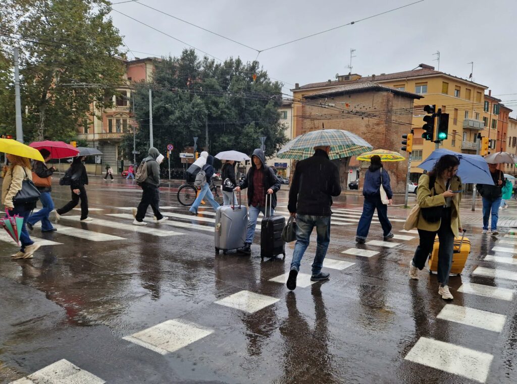 pioggia maltempo ombrelli bologna 2 1024x761