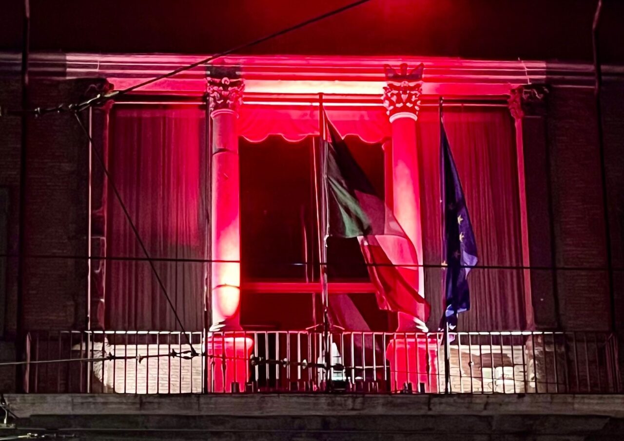 santa sede palazzo borromeo illuminato di rosso