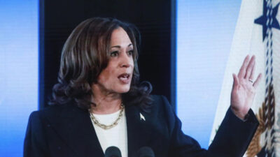 matteo renzi politico, sullo sfondo kamala harris