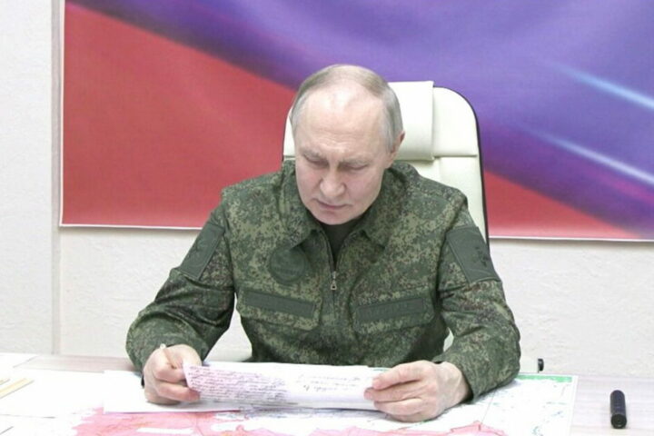 putin visita un posto di comando del gruppo di forze kursk