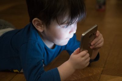 bambini cellulare 1024x678