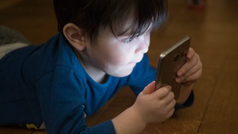 bambini cellulare 1024x678