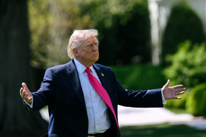 il presidente usa donald j. trump parla con i membri dei media