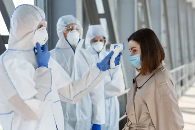 medico operaio tute protettive per misurare la temperatura rischio coronavirus personale tuta protettiva che misura di una 177191946