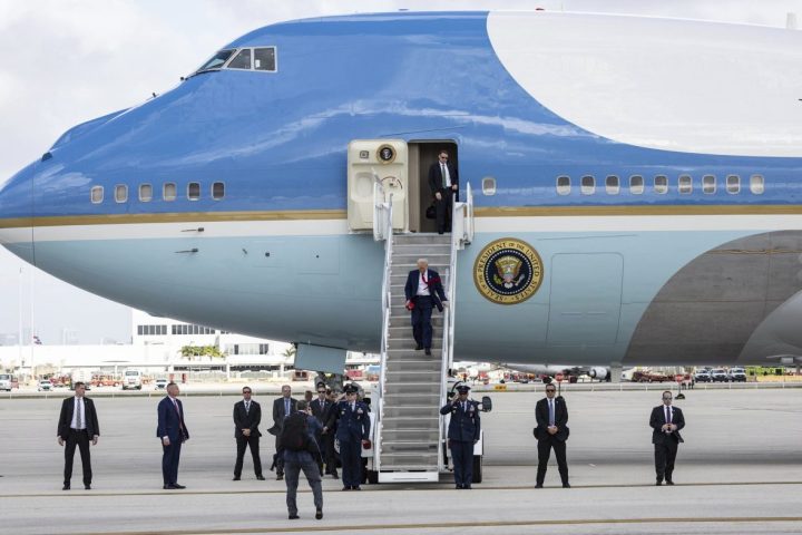 presidente trump arriva a bordo del marine one diretto al liv golf miami