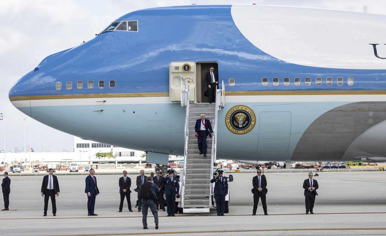 presidente trump arriva a bordo del marine one diretto al liv golf miami
