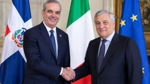 encuentro diplomático entre banderas
