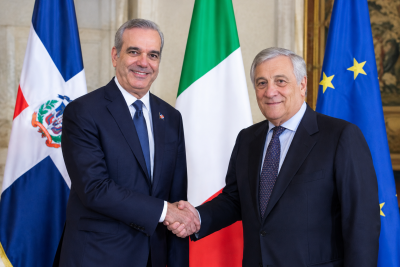 encuentro diplomático entre banderas