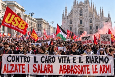protesta di massa davanti al duomo di milano