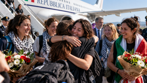 reencuentro italiano entre flores y abrazos