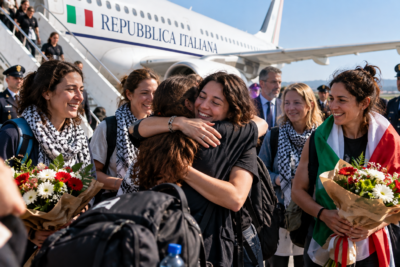 reencuentro italiano entre flores y abrazos